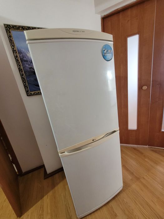 Продам рабочий холодильник. Самовывоз.