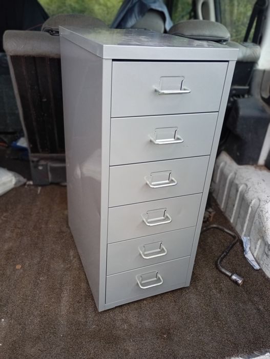 Метален шкаф с 6 чекмеджета