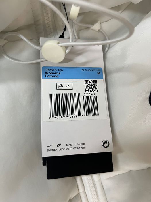 Продавам зимно яке на Nike.Ново