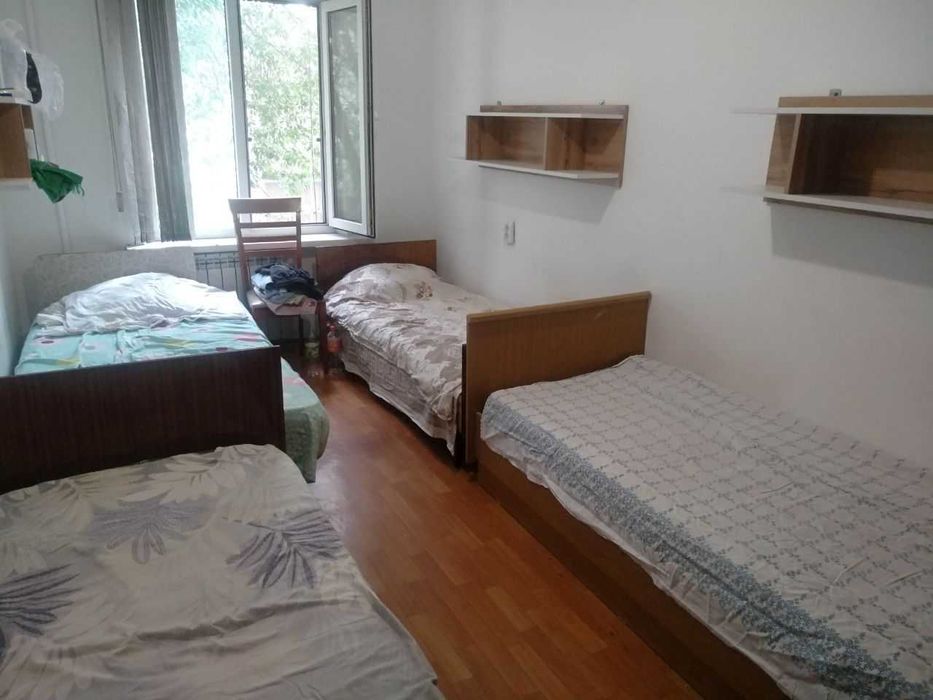 кровать в  комнате