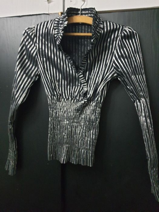 Маркова блуза със сребристи вертикални линии