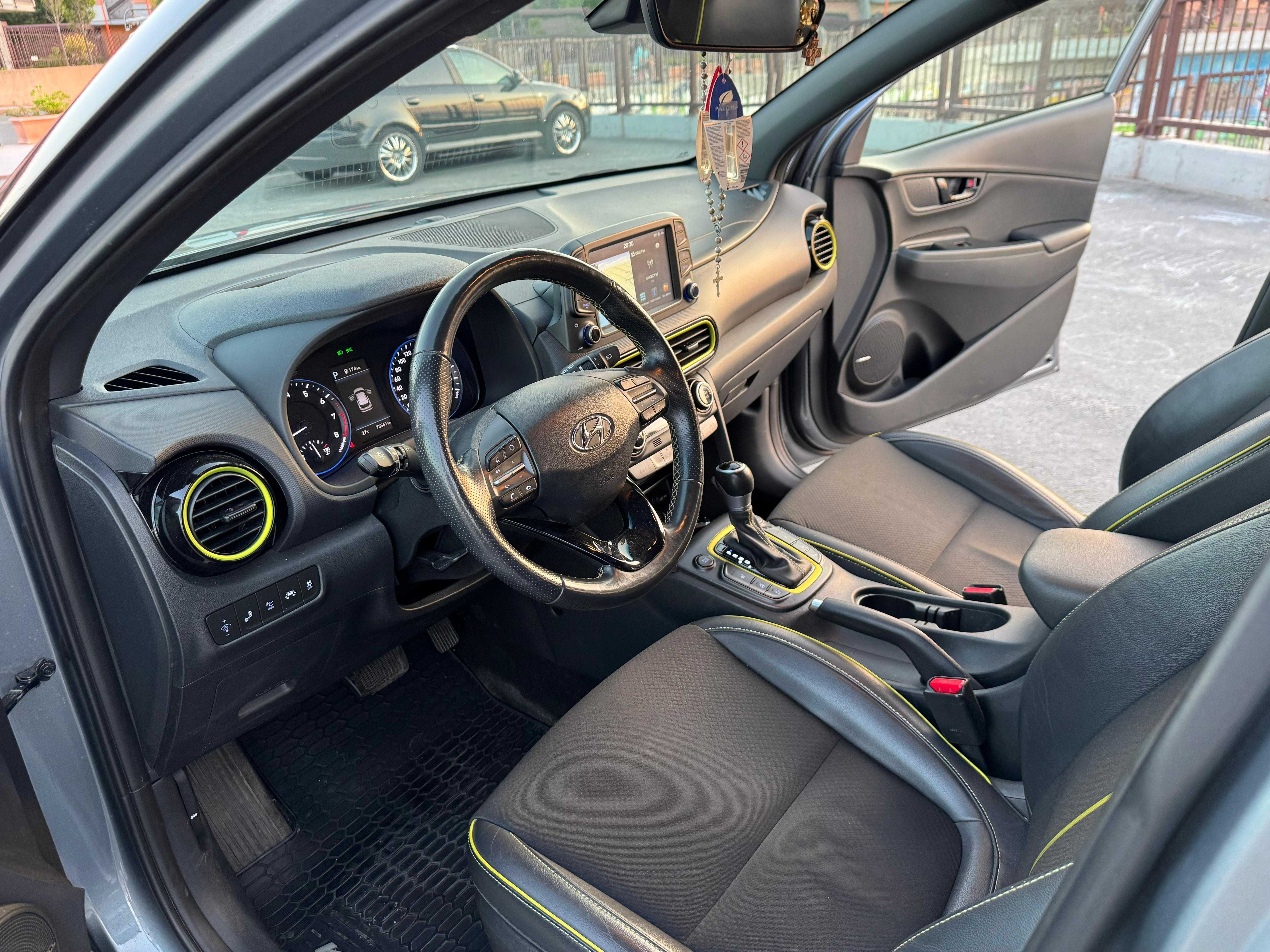 Vand sau schimb Hyunday Kona 4X4 cu Toyota hibrid an 2020