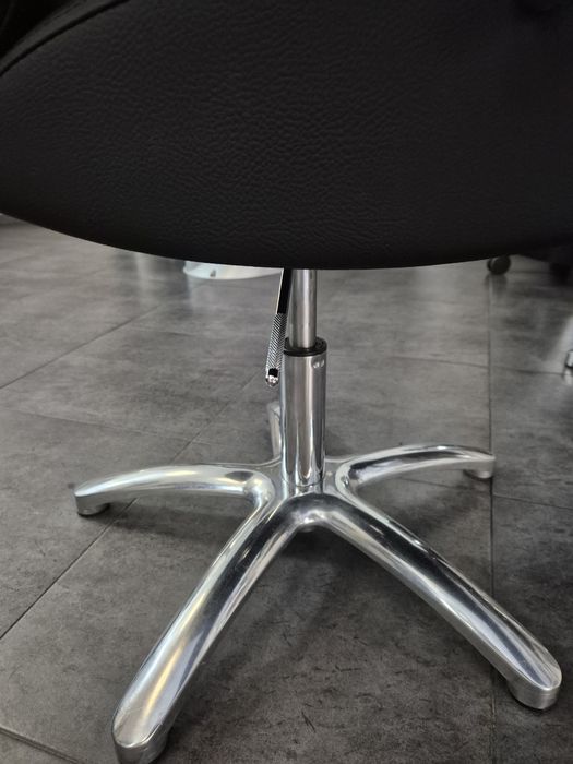 2 професионални фризьорски стола Maletti Lion / Като нови