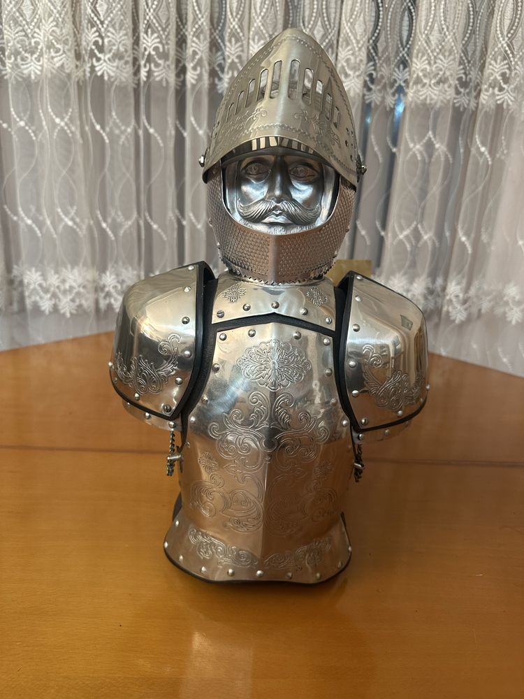 Уникален винтидж настолен мини бар Рицар с доспехи