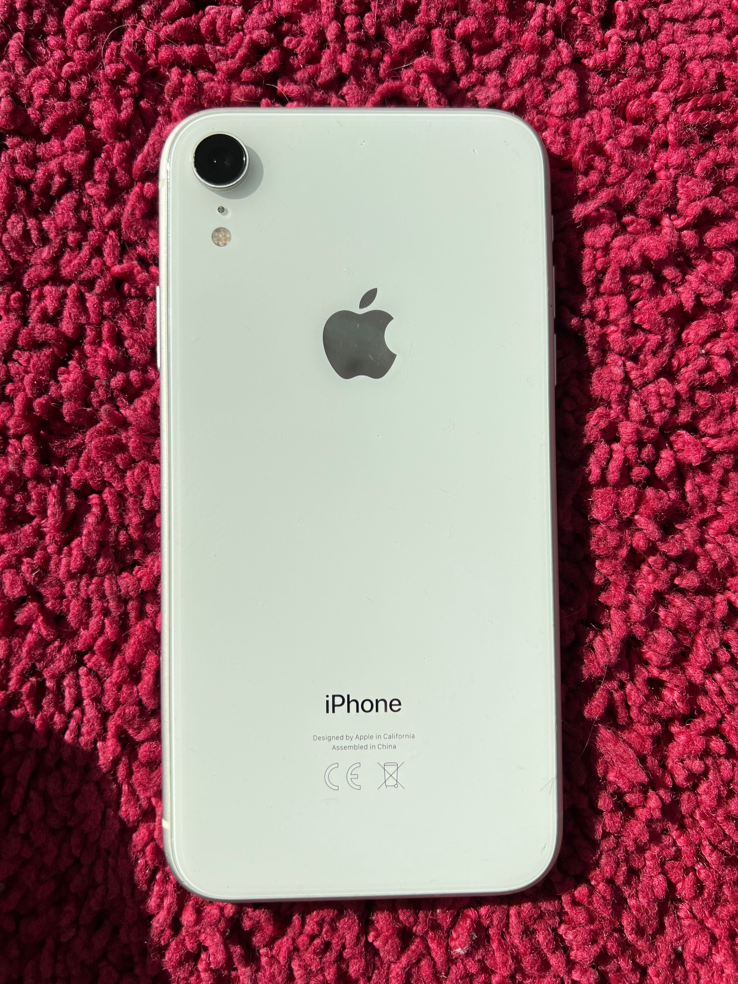 iPhone XR перфектно състояние, кейсови и Слушалките са бонус!!!
