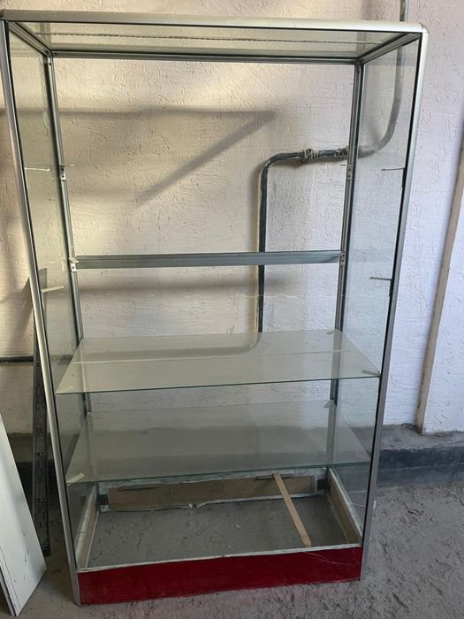 Продаю большую стеклянную витрину