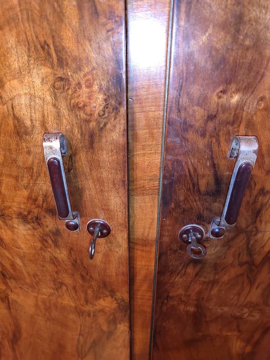 Стар гардероб трикрилен от орех