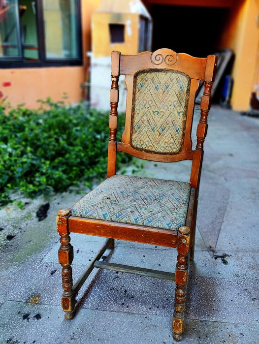 Scaune din lemn masiv, vechi dar solide – se vând doar la set
