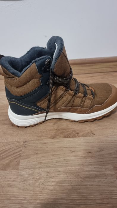 Ghete Quechua Dechatlon barbati / baieti marimea 39, ca noi