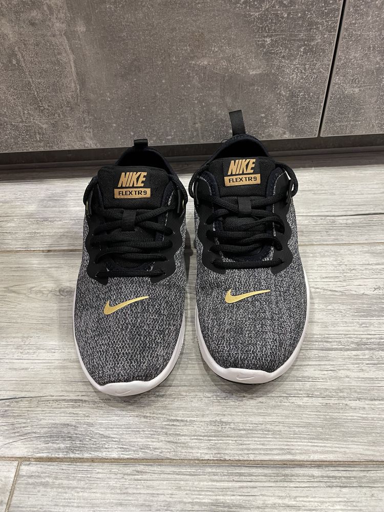 Маратонки Nike. Подходящи за тренировки в зала.