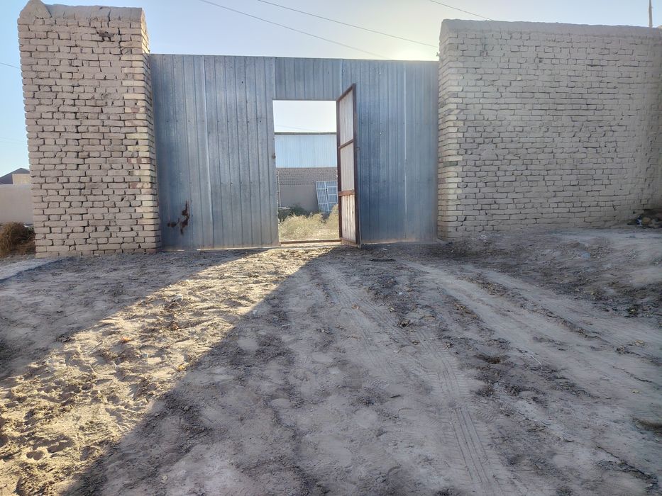 Хива Шахар Касмобод Центр Камаз тарафда ярим тугаланган 990кв жой соти