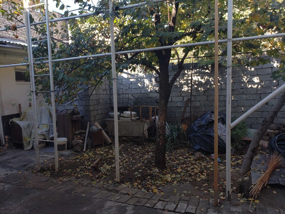 Уй-жой, ховли сотилади