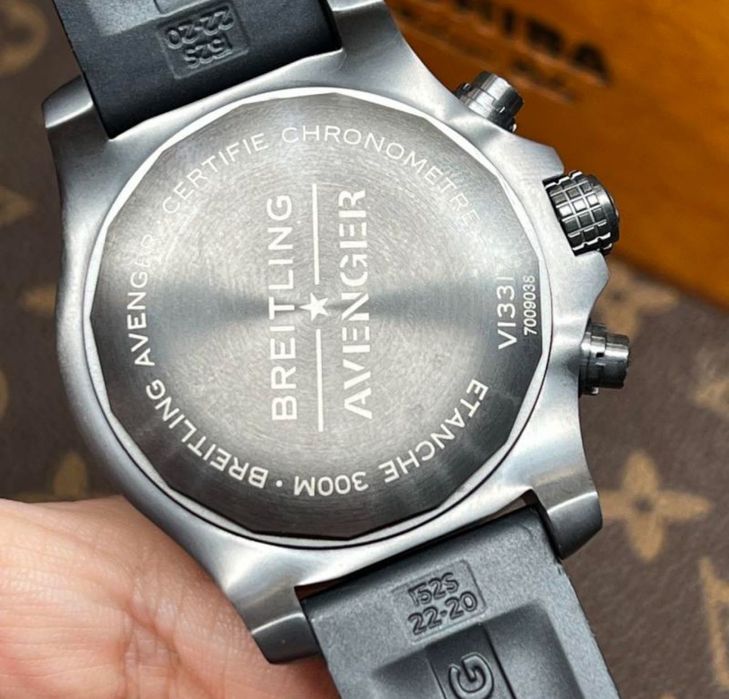 Breitling avenger chronograph night mission || пълен комплект.