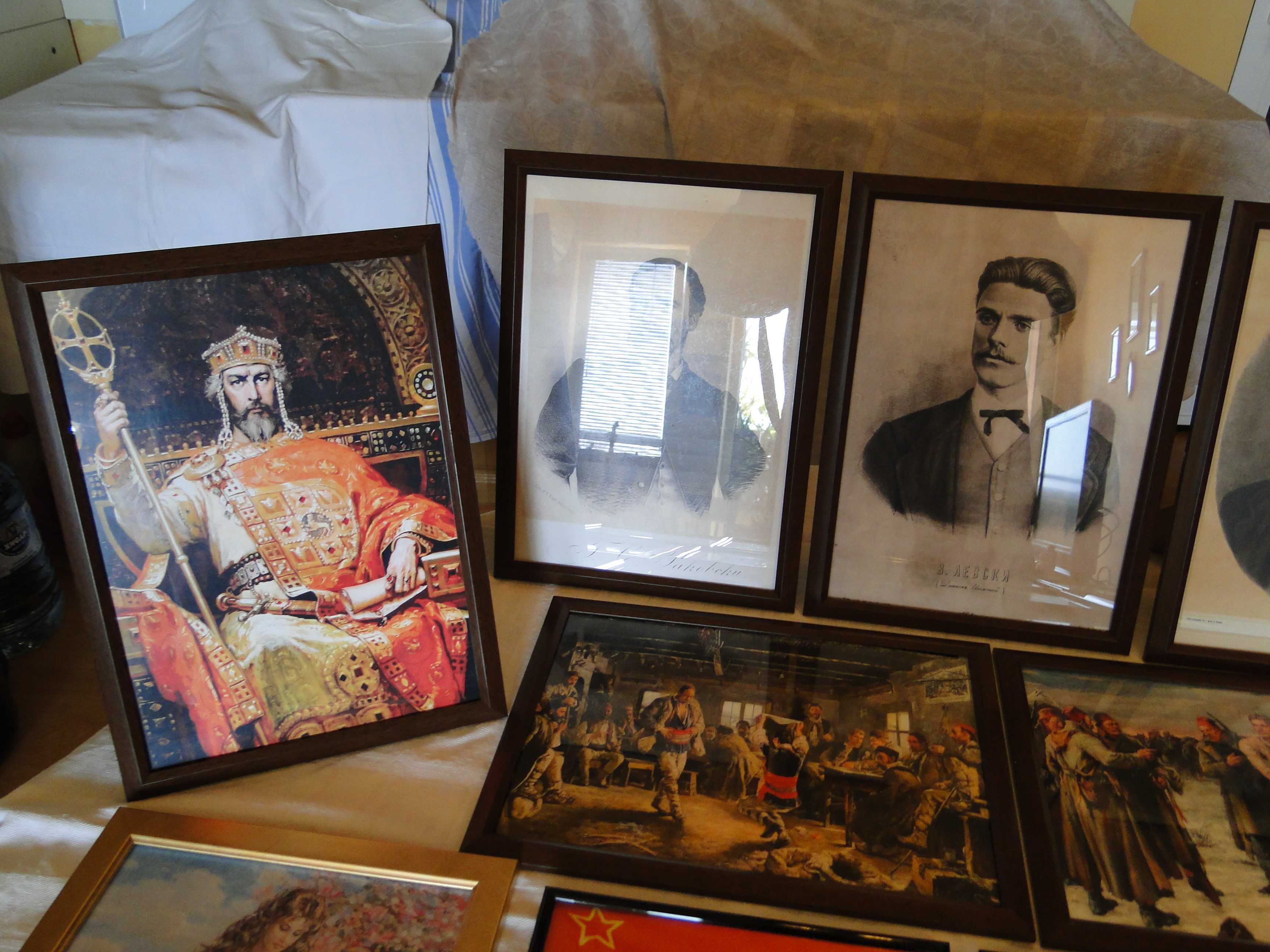 Портрети на Раковски, Левски, Цар Симеон, Ботев, Сталин, Цар Борис III