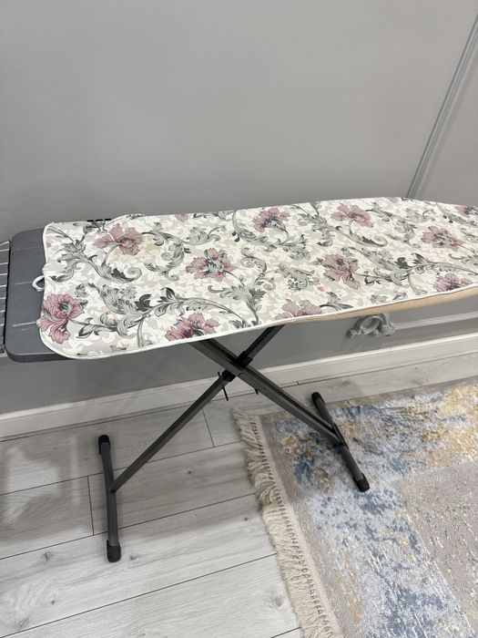 Продам устойчивую гладильную доску.