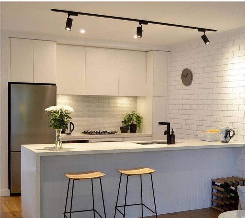 Продам трековые светильники на шинопроводе.