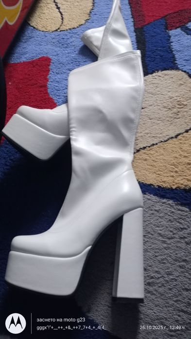 Бели ботуши с дебел ток