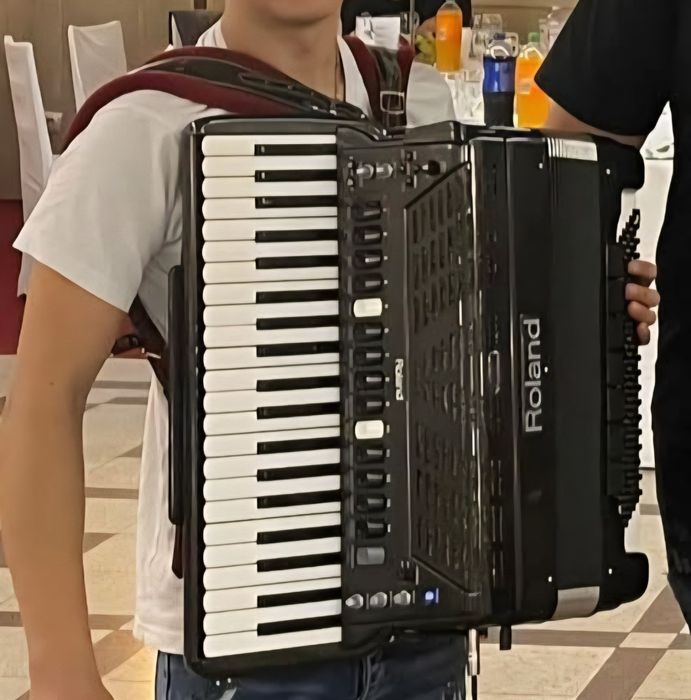 Vând acordeon sau schimb ,  Roland fr7 versiunea 2 impecabil+ weereles