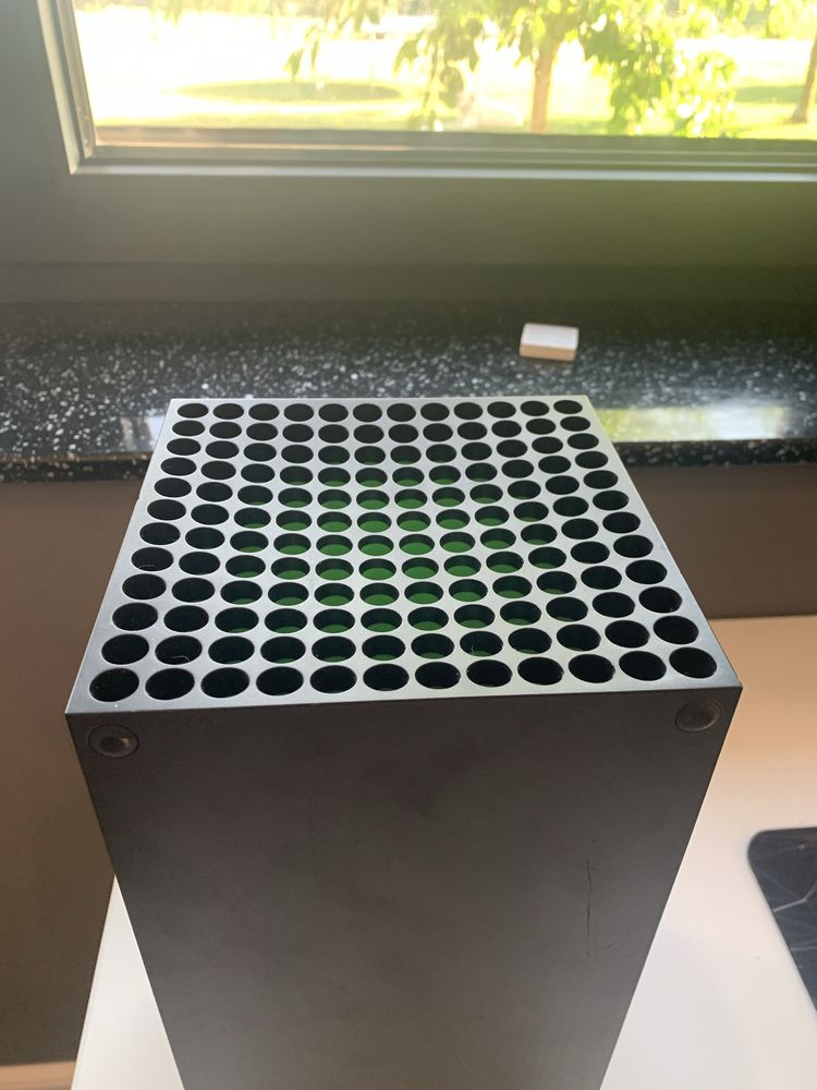 Vand Xbox series x in stare foarte buna