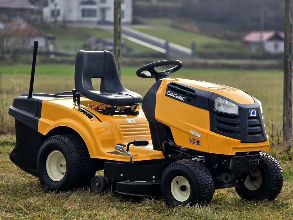 Tractoras gazon iarba Profesional CUB Cadet 2 cutite, impecabil ca nou