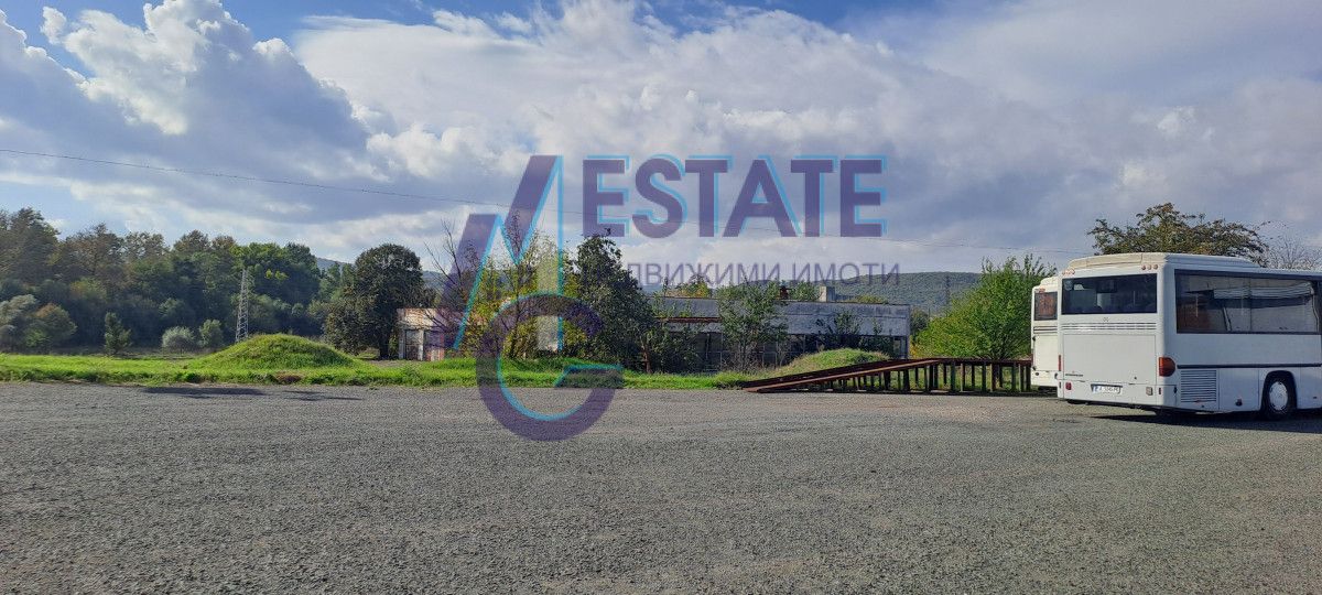 Работеща транспортна база с РЗП 46000 кв.м. и ЗП 1620 кв.м., ведно