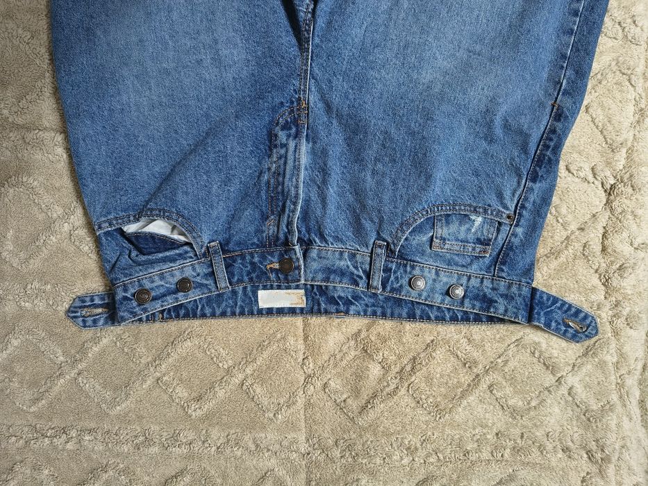 Blugi albaștri clasici, talie înaltă, model lejer, material rezistent,