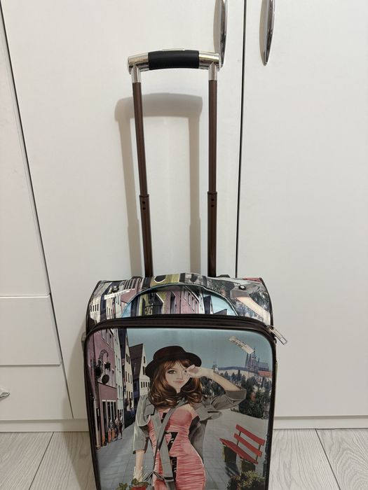 Продам чемодан в хорошем состоянии