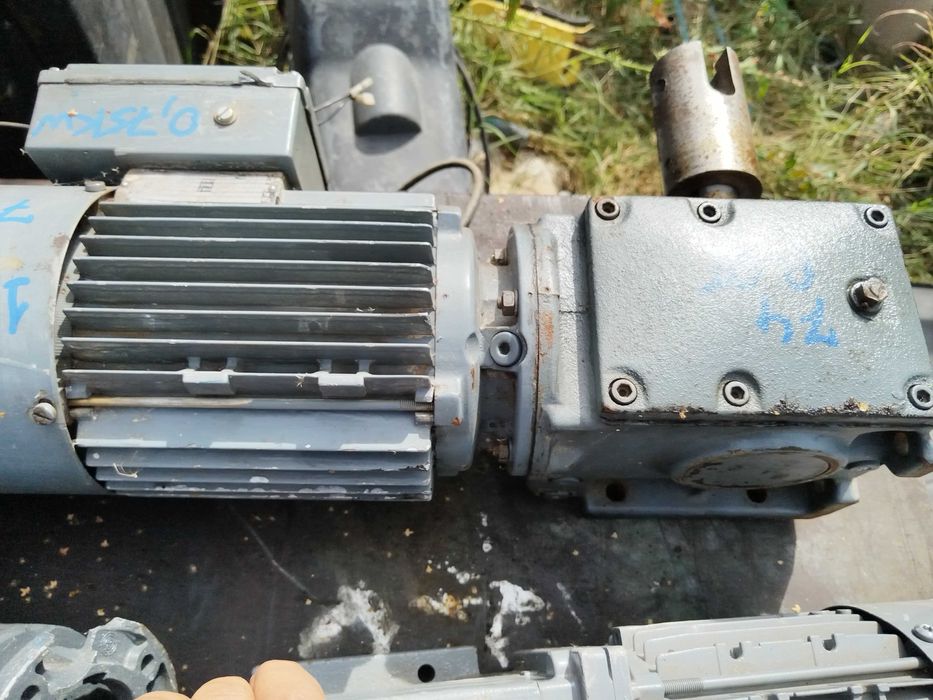Motor electric cu reductor 75 rotatii