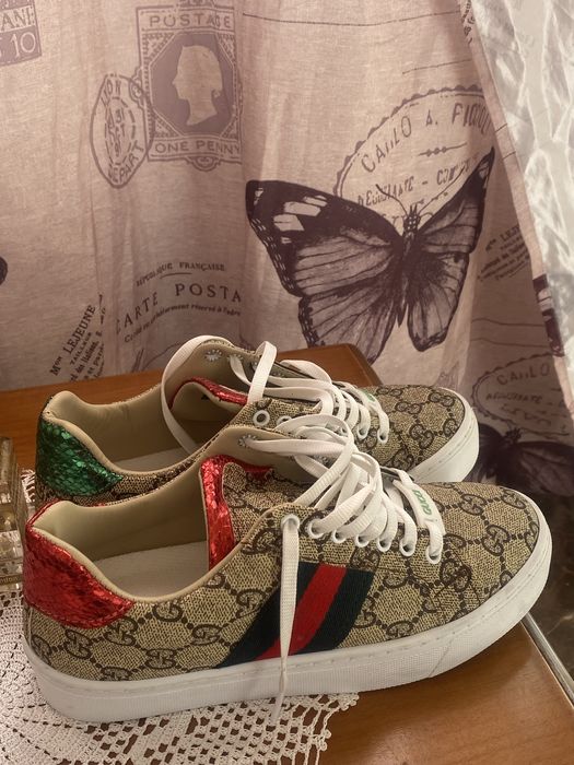 Vand  adidasi Gucci