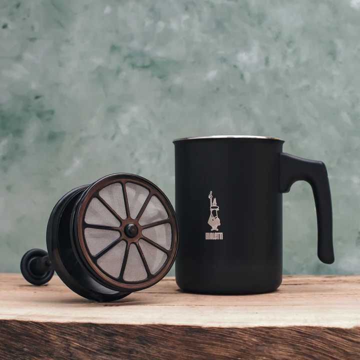 Кана за разбиване на мляко Bialetti 330 мл черна