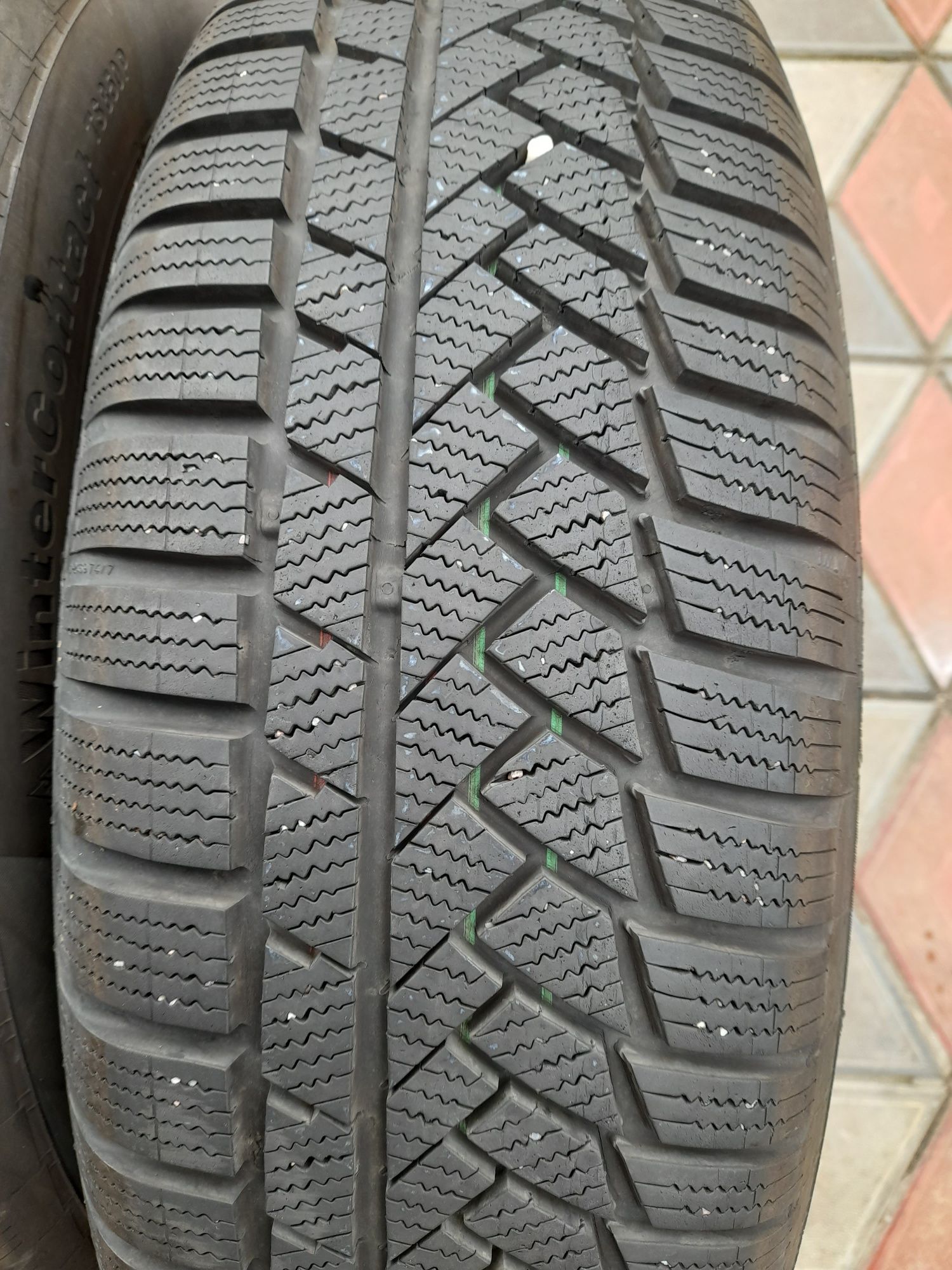 Vand 4 anvelope de iarna 215 65 r17 CONTINENTAL aproape noi