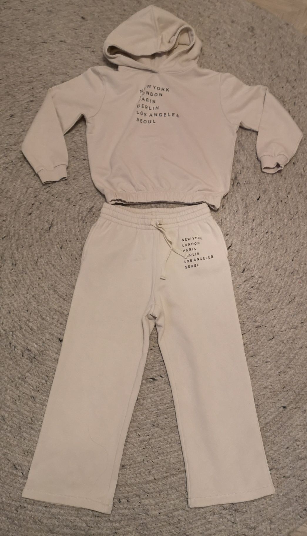 Outfit/hanorac si pantaloni evazati H&M pt fetite 4-5 ani, 110 cm