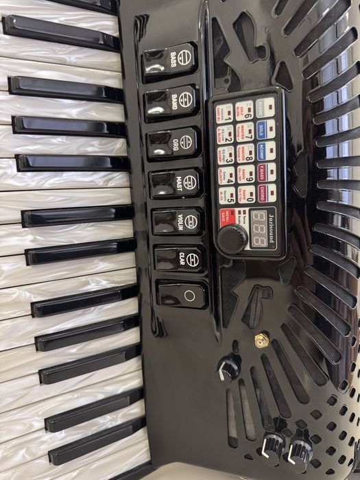 Акордеон Siwa i Figli - акустичен  с MIDI система Juzisound