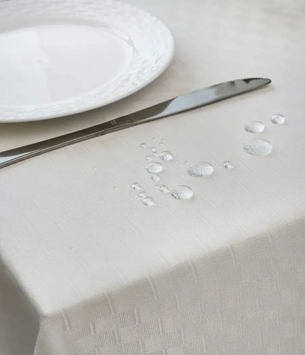 Белая водоотталкивающая скатерть
