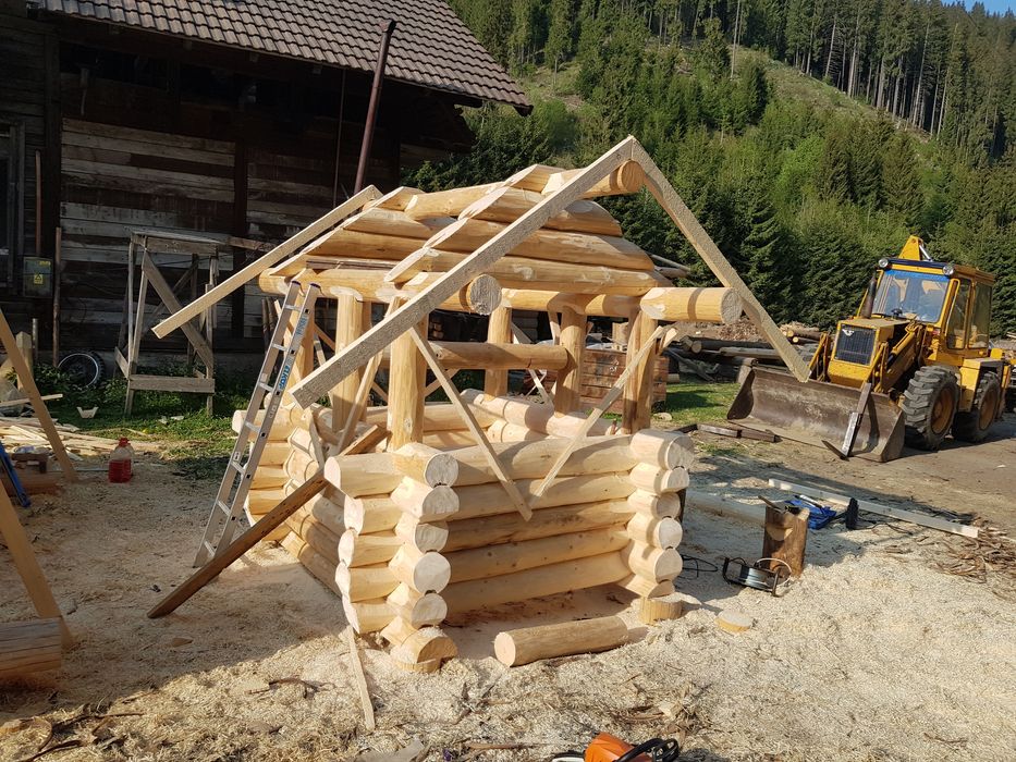 Fântâna din lemn rotund