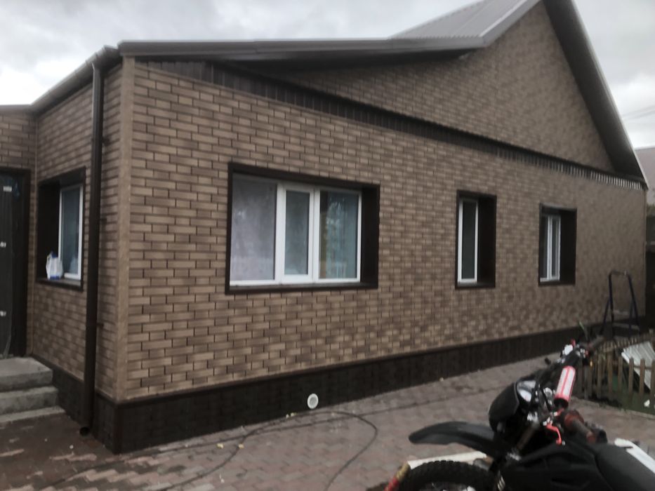 бригада занимается Фасадомо  кровлей карнизы любой сложности