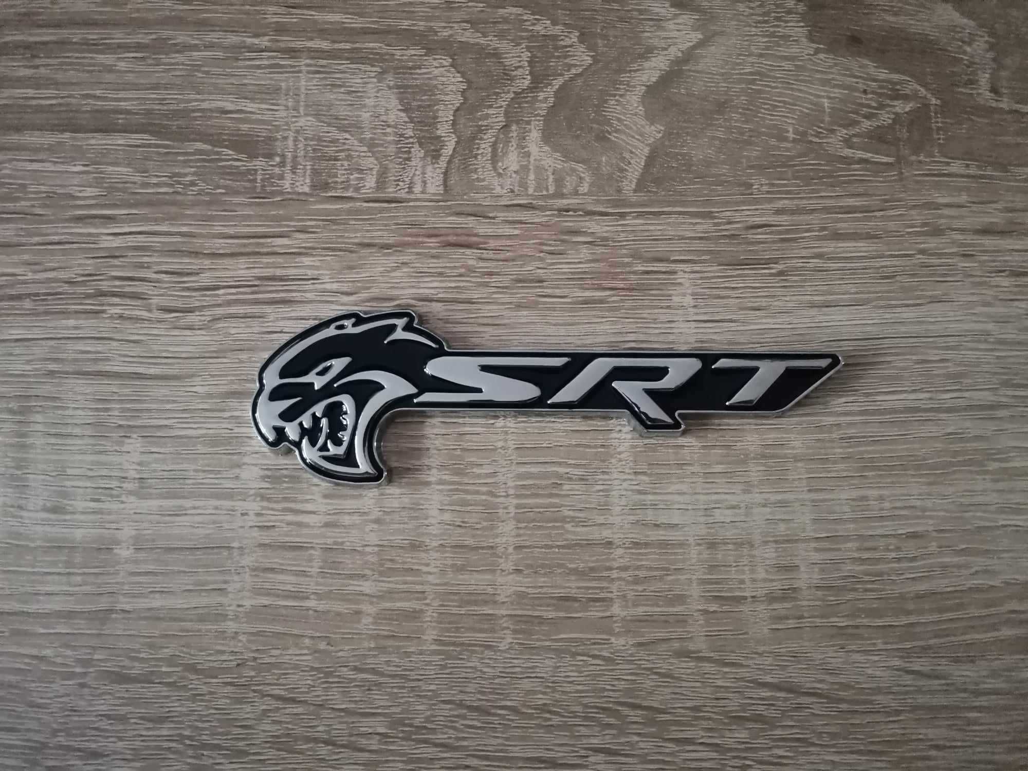 SRT Hellcat сребристо с черно емблема лява