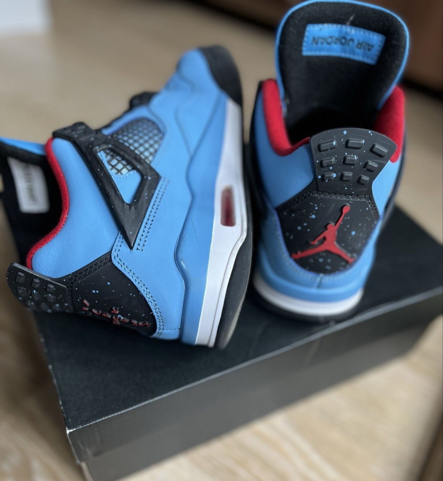 Jordan 4 Travis Scott