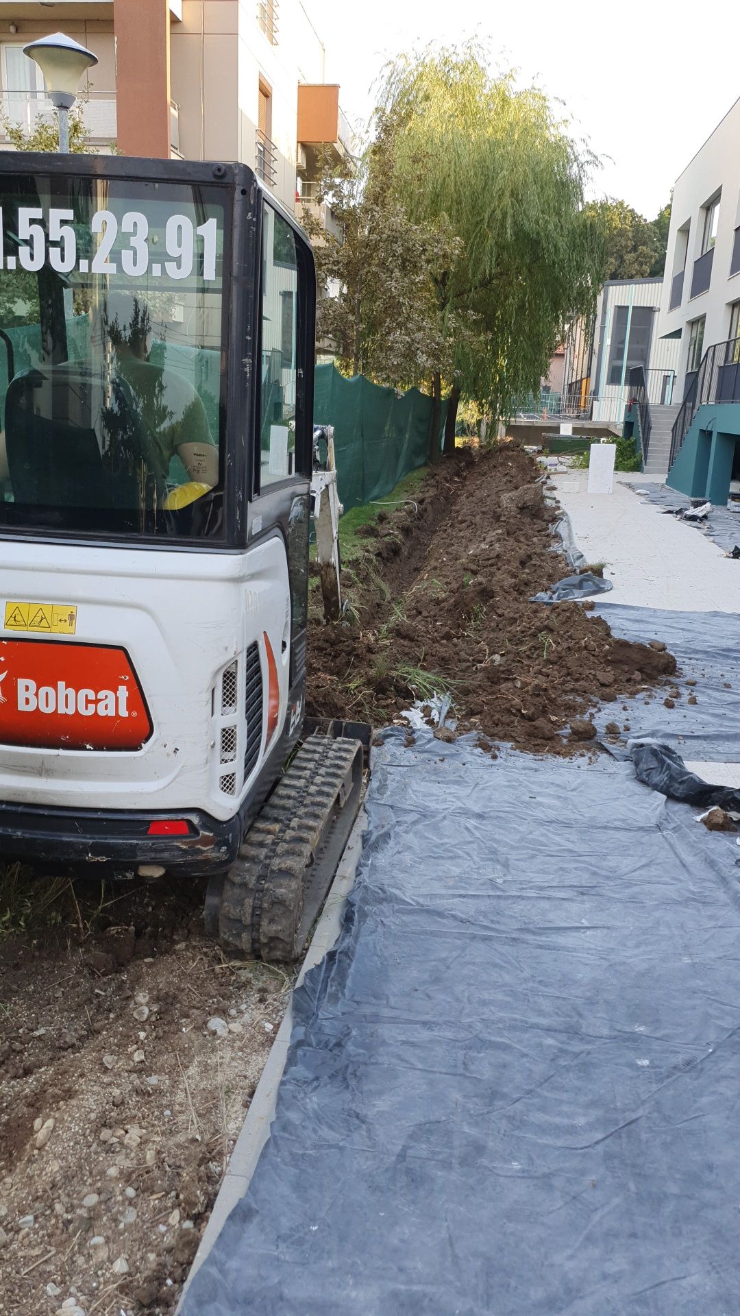 Miniexcavator  de închiriat pentru săpat și cu picon