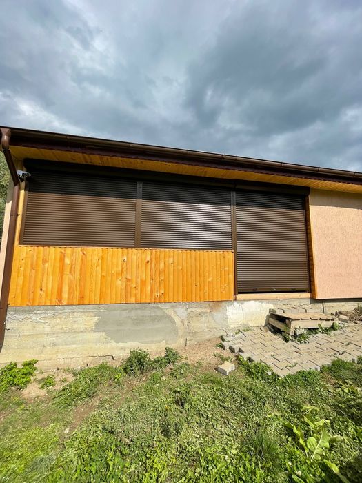 Usi de garaj și rulori din aluminiu .