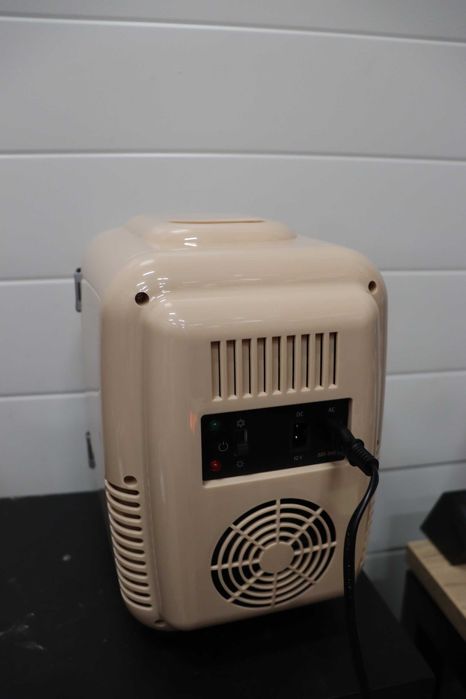Мини хладилник Cecotec Bolero MiniCooling 4L, работа с 12V-220V