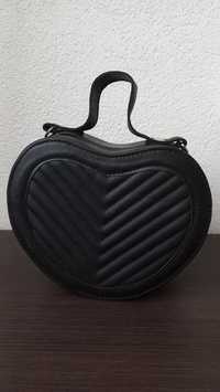 Черна чанта в формата на сърце