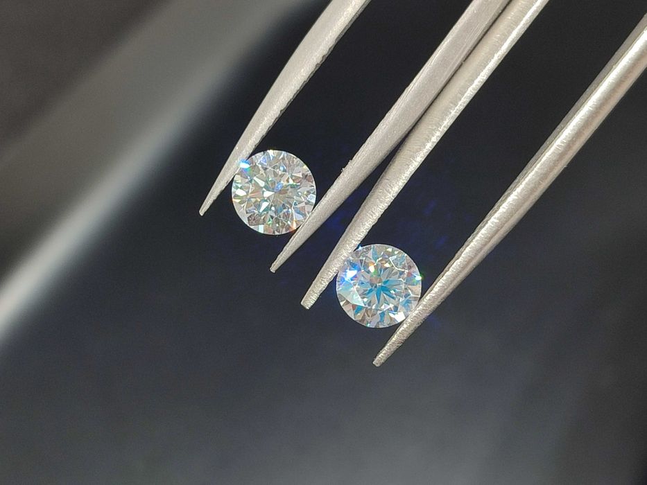 Два напълно безцветни Диаманта от по 0.65 карата