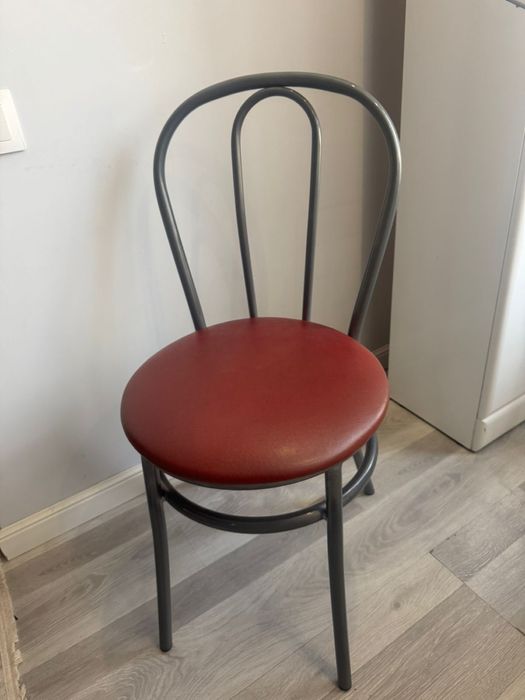 Стол и стулья 4шт в хорошем состоянии