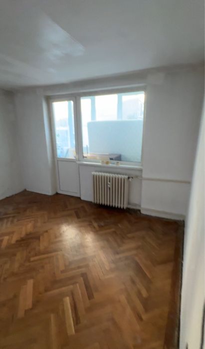 Închiriez apartament 4 camere pe malul Crisului, aproape de centru