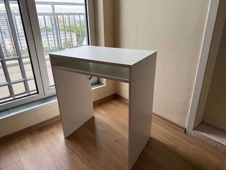 Бюро бяло IKEA в перфектно състояние