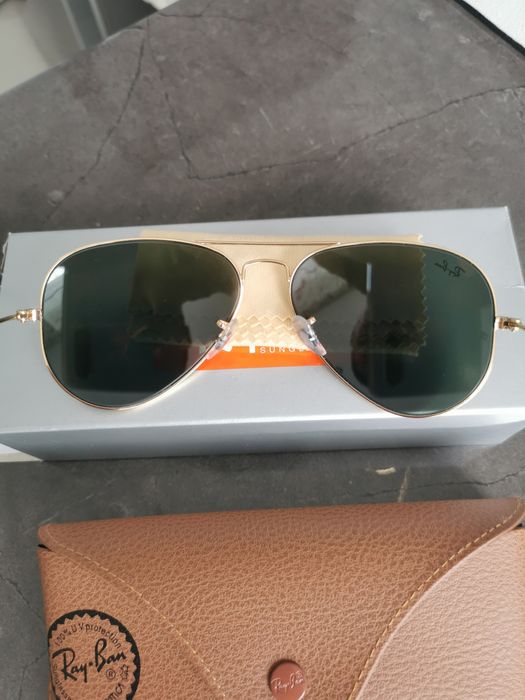 Ochelari de soare Ray-Ban, impecabili.
