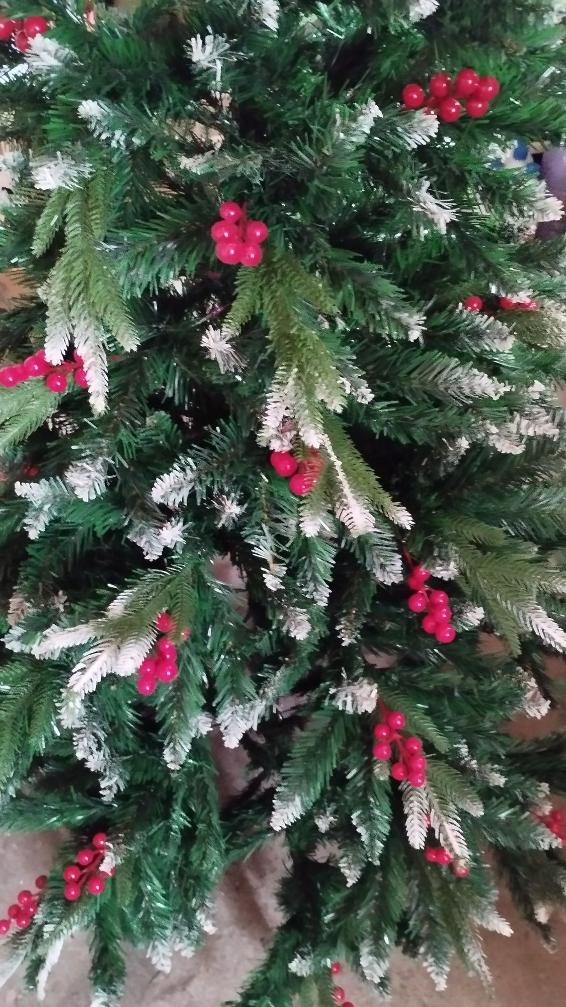 Коледна елха с бели върхове и червени декоративни топченца