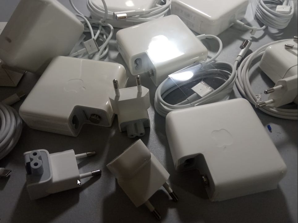 на ваш MacBook magsafe и Type-c - зарядка, блок питания