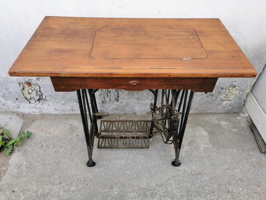 Стара шевна машина BRITANNIA